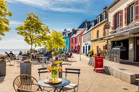 Place d`Ys mit bunten Häusern, Morgat, Bretagne von Christian Müringer