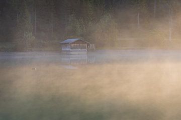 Mist over de Heiterwanger See van Silvia Thiel