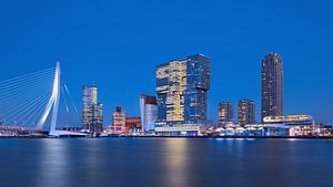 Le paysage urbain de Kop van Zuid au crépuscule, vu depuis la Meuse sur Tony Vingerhoets