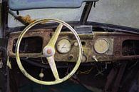 Interieur van een verlaten roestende klassieke auto van Ger Beekes thumbnail