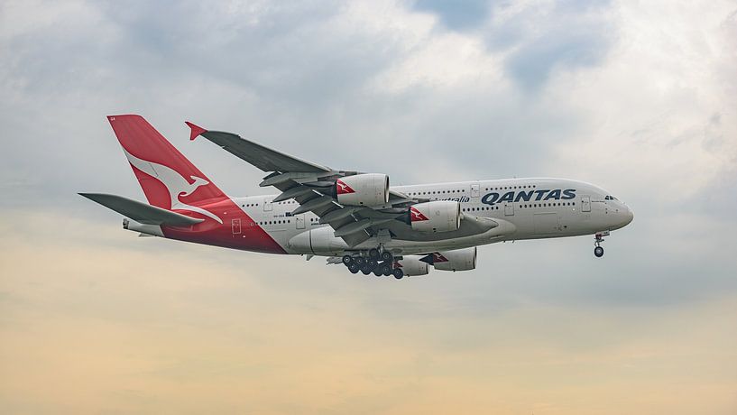 Landende Qantas Airbus A380 passagiersvliegtuig. van Jaap van den Berg