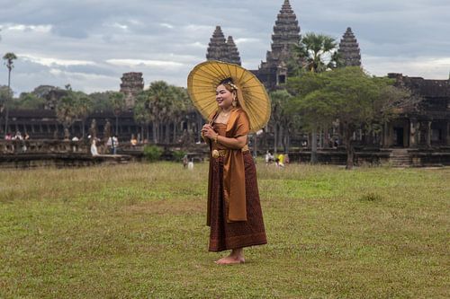 Femme au parasol à Angkor Wat sur Franksfotoforum