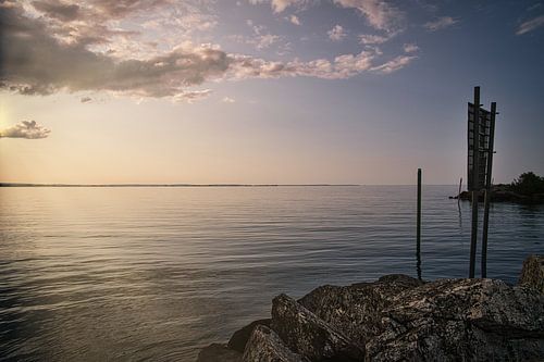 Haven bij zonsondergang aan het Vaetternmeer in Zweden