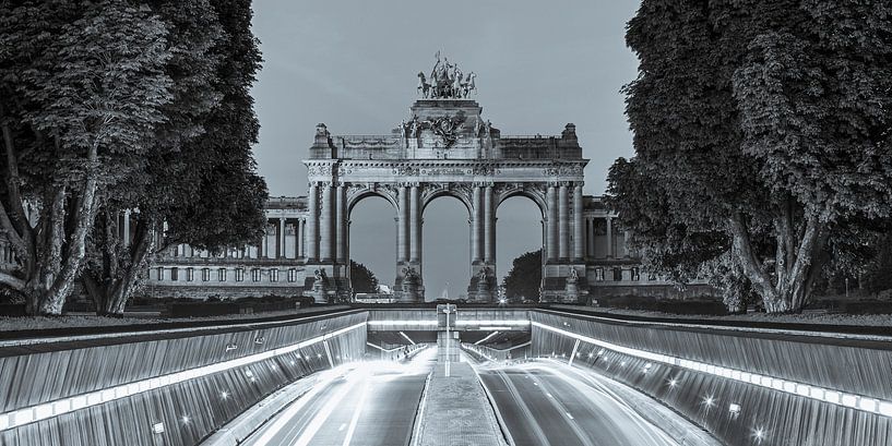 Parc du Cinquantenaire in Brüssel am Abend - monochrom von Werner Dieterich