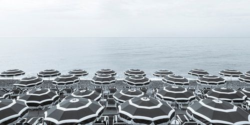 Nice strand aan de Côte d'Azur - monochroom