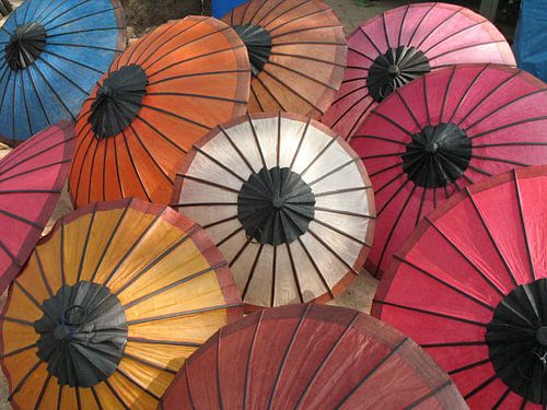 Kleurrijke papieren parasols in Luang Prabang – Laos van Marjan Schmit Visser