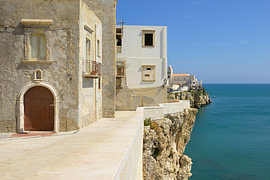 Gebäude der Altstadt von Vieste auf einer Küstenklippe mit Blick auf die Adria von Tomherkules