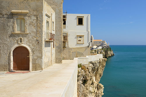Bâtiments de la vieille ville de Vieste, situés sur une falaise en bord de mer et surplombant la mer Adriatique