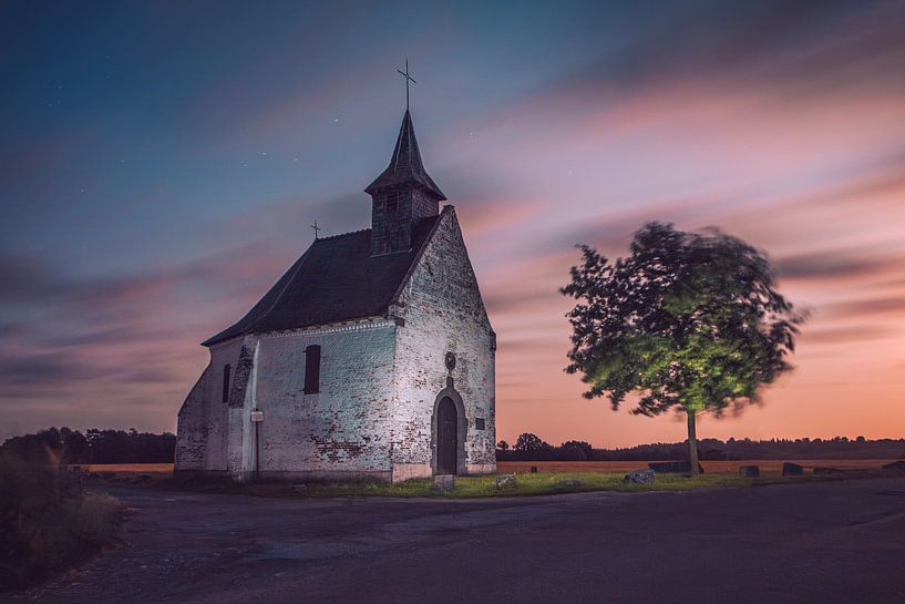 Maanverlichte kapel Try-au-Chêne | Nachtfotografie van Daan Duvillier | Regio in de Kijker