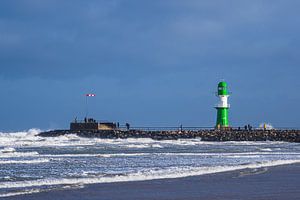 Mole an der Ostseeküste in Warnemünde während des Sturmes Zey