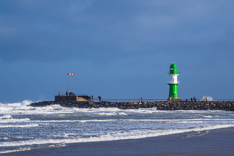 Môle sur la côte de la mer Baltique à Warnemünde pendant la tempête Zey par Rico Ködder