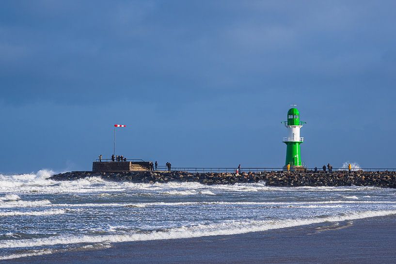 Mole an der Ostseeküste in Warnemünde während des Sturmes Zey von Rico Ködder