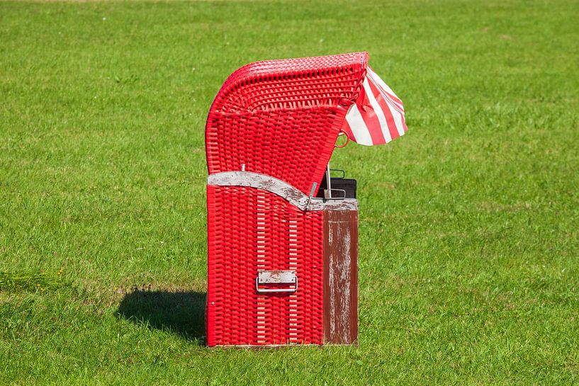 Red beach chair by Torsten Krüger