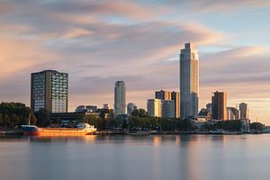 Rotterdam im warmen Morgenlicht von Ilya Korzelius