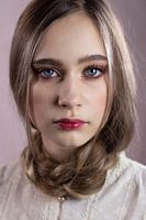 Vrouw met vlecht om haar hals