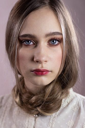 Vrouw met vlecht om haar hals