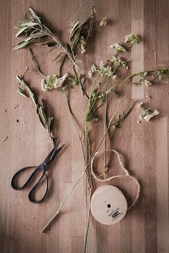 Rustiek Bloemenatelier: Gereedschap en groen van Wendy Bos
