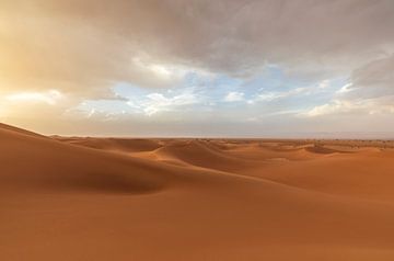 Désert du Sahara au coucher du soleil (Erg Chegaga -Maroc) sur Marcel Kerdijk