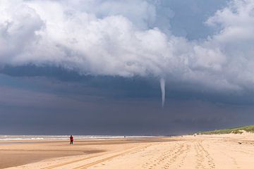 Threatening sky with waterspout by Yanuschka | Fotografie Noordwijk