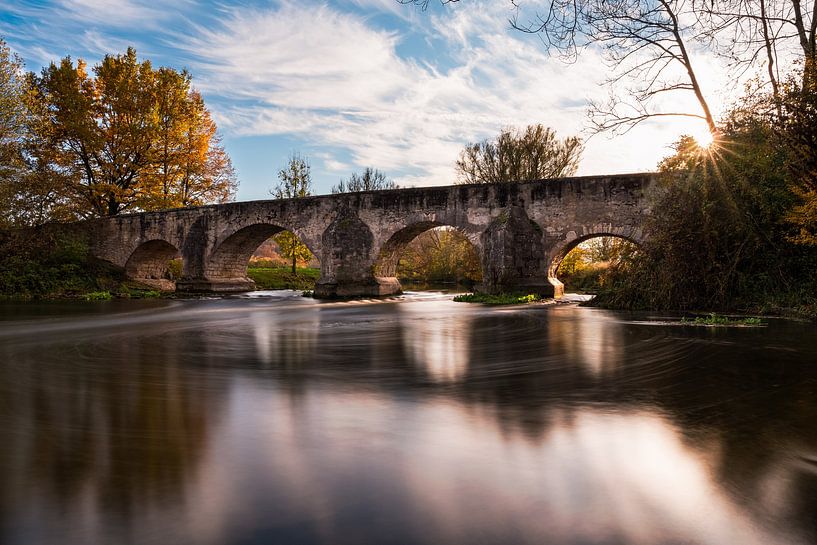 Brug over de Altmühl in herfststemming van Raphotography