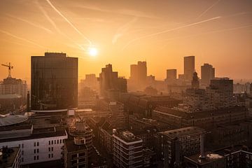 Zonsondergang vanaf de Laurenskerk | Rotterdam van Menno Verheij / #roffalove