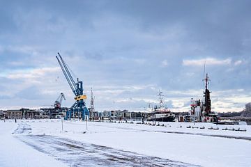 Uitzicht over de stadshaven in de Hanzestad Rostock in de winter