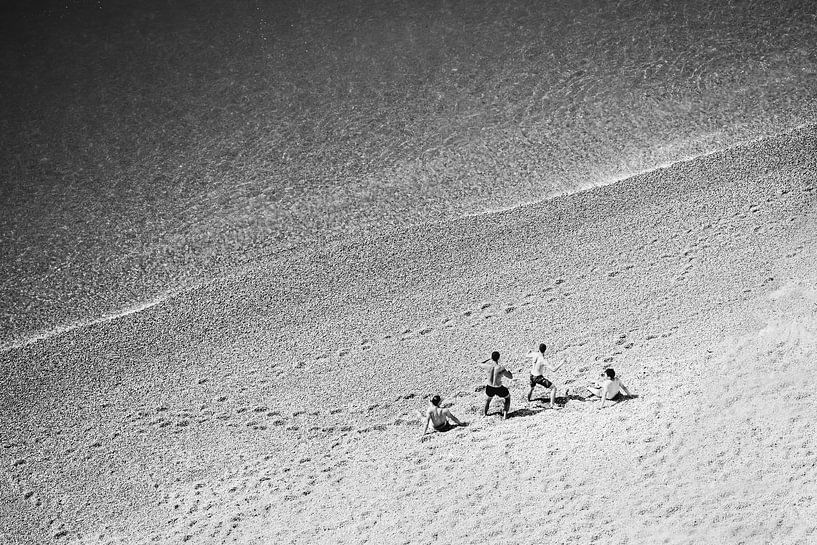 Strandtag mit Freunden Schwarz und Weiß von Moments by Astrid