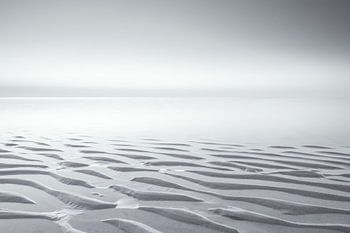 Schwarz-weiße Strandlandschaft an einem ruhigen Abend bei Sonnenuntergang