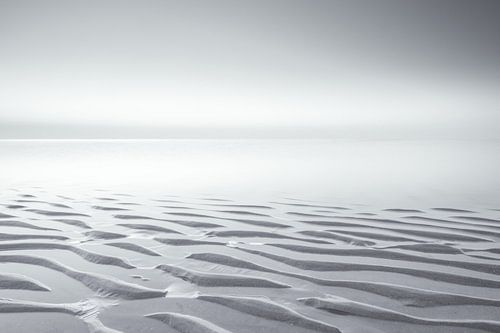 Zwart-wit strand landschap op een stille avond tijdens zonsondergang