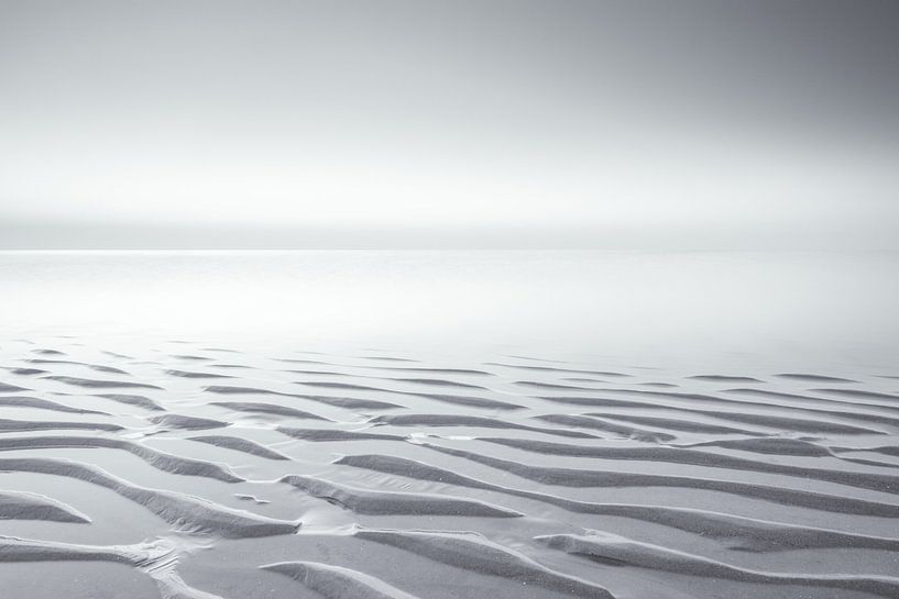 Schwarz-weiße Strandlandschaft an einem ruhigen Abend bei Sonnenuntergang von Bas Meelker