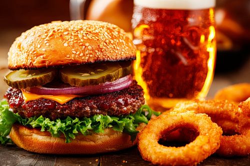 Sappige hamburger met bijgerecht en bier