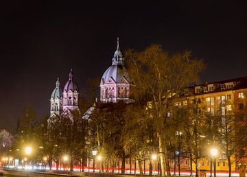 De Sint-Lucaskerk in München bij nacht
