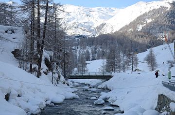 Bergwater stroomt door Zermatt (Zwitserland) van Wim Knelissen