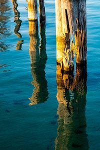 Vergänglichkeit Holzpfeiler im Wasser