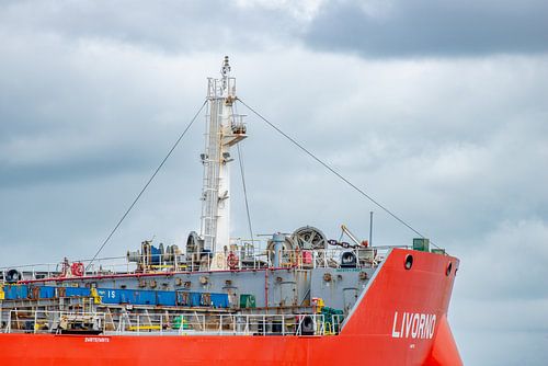 Scheepsboeg tegen een wolkenlucht.