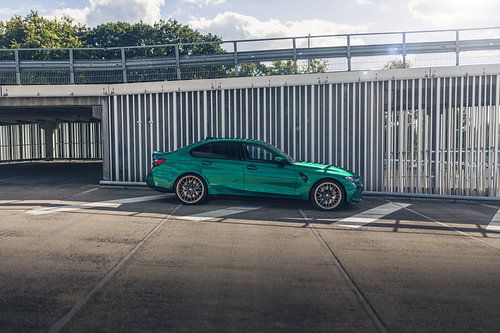BMW M3 G80 in een parkeergarage met dramatisch contrastlicht