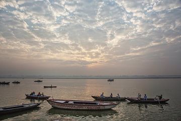 Toeristenboten op de rivier de Ganges, Ghat van Tjeerd Kruse