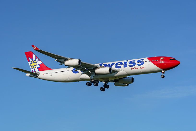 Edelweiss Airbus A340-300 kurz vor der Landung. von Jaap van den Berg