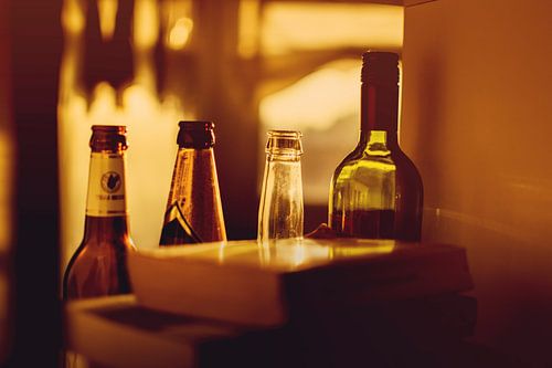 Bottles, bottles, bottles badend in zonlicht.