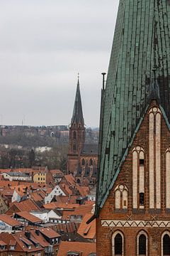 Een blik over de oude stad Lüneburg. van Martijn Mur
