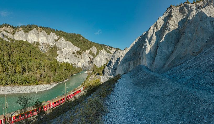 Rhätische Bahn in der Rheinschlucht , Versam Safien, Graubünden, Schweiz von Rene van der Meer