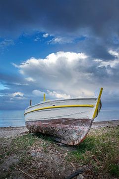 Boot op strand van Corfu van Albert Brunsting