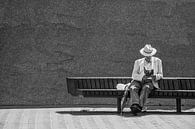 Homme lisant un livre sur un banc. par Eduardo Aperçu