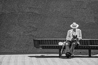 Man liest Buch auf der Bank