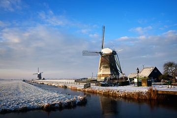 Windmühlen in einer Winterlandschaft in den Niederlanden
