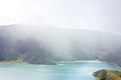 Blauw groen meer mist eiland