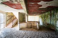 Escalier abandonné dans l'hôpital. par Roman Robroek - Photos de bâtiments abandonnés Aperçu