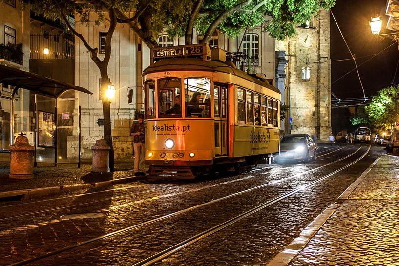 Straße mit Tram in Lissabon von Stephan Neven