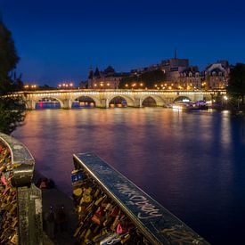 Ile de la Cité met Pont Neuf in Parijs bij nacht. van Sean Vos