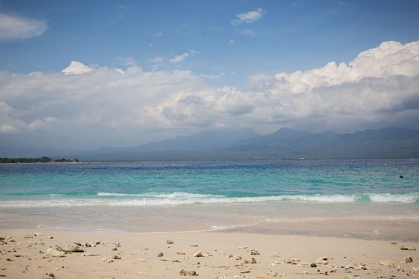Strand und Meer mit Wolken und einer Insel von Esther esbes - kleurrijke reisfotografie